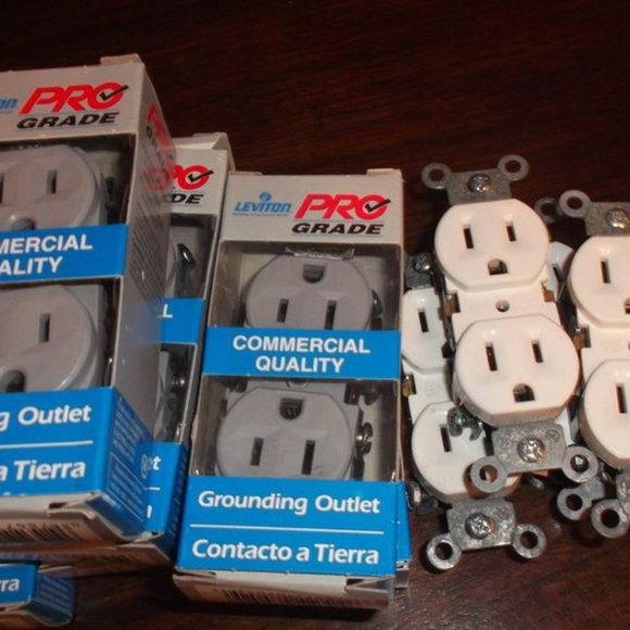 Leviton Grounding Outlet - Picture 1 of 3